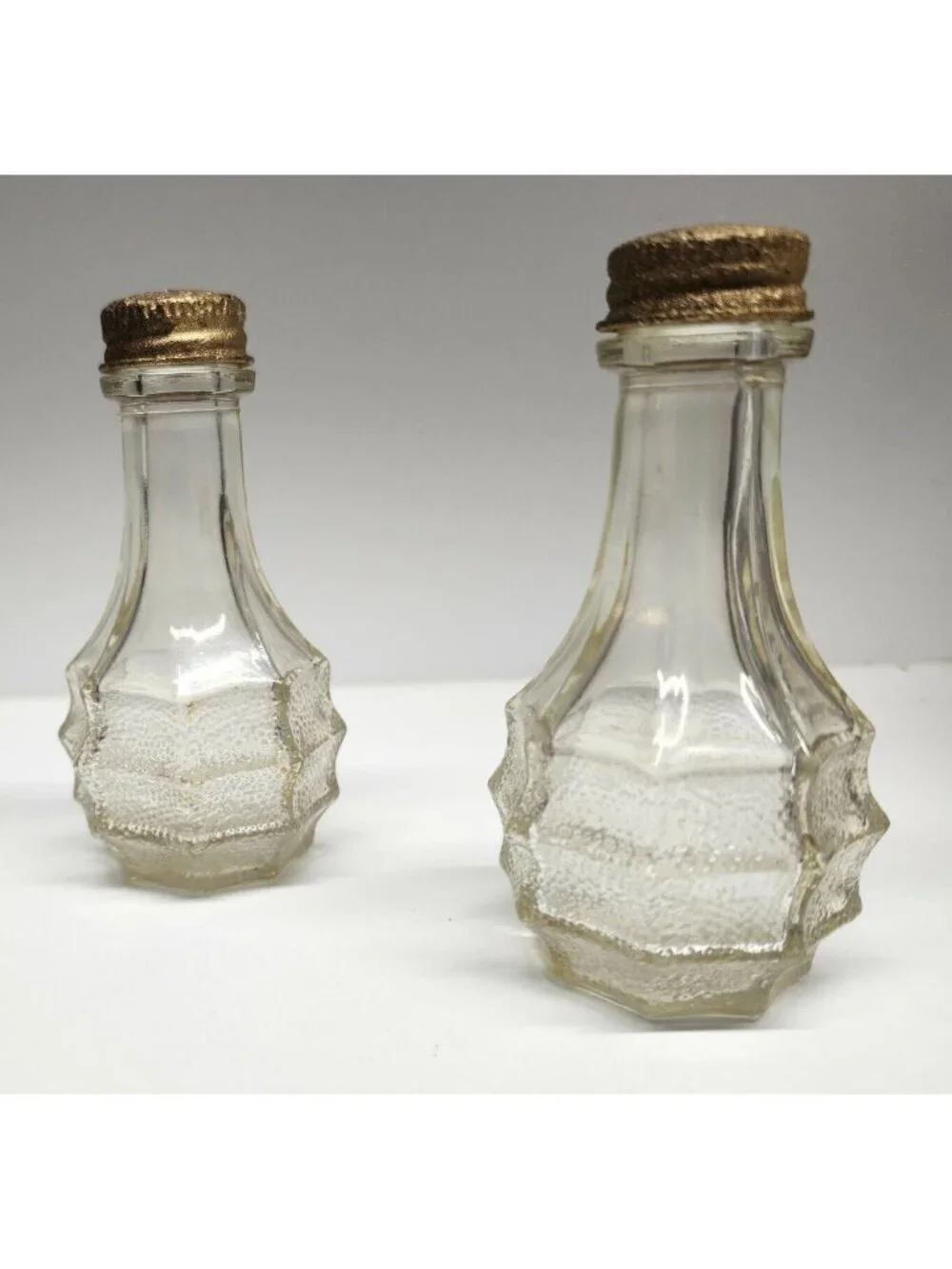 Vintage Glass Shaker Set Salt & Pepper Gold Color Lids Textured Eiffel Tower 4